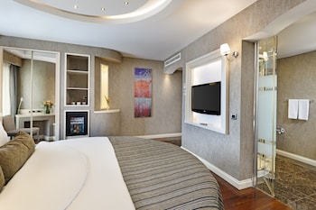 Corner Room with Jacuzzi tub | Minibar, in-room safe, desk, soundproofing