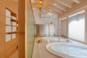 Indoor spa tub