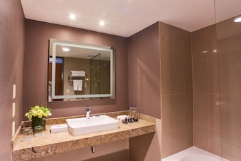 Junior Suite, 1 King Bed | Bathroom | Combined shower/tub, eco-friendly toiletries, hair dryer, towels