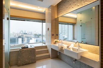 Presidential Jacuzzi Suite | Bathroom | Combined shower/tub, hydromassage showerhead, free toiletries