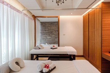 Couples treatment rooms, body treatments, aromatherapy, Thai massages