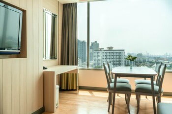 Double Suite, City View | Hypo-allergenic bedding, pillowtop beds, minibar, in-room safe