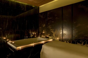 Sauna, spa tub, steam room, body treatments, aromatherapy