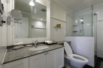 One Bedroom Suite With Free Executive Lounge | Bathroom | Separate tub and shower, free toiletries, hair dryer, bathrobes