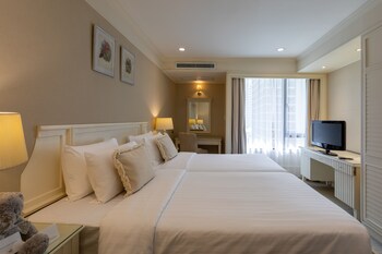 Two Bedroom Suite With Free Executive Lounge | In-room safe, desk, blackout drapes, free cribs/infant beds