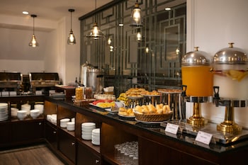 Daily continental breakfast (VND 100000 per person)