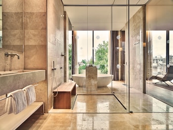 Penthouse (Suite) | Bathroom | Designer toiletries, hair dryer, bathrobes, slippers