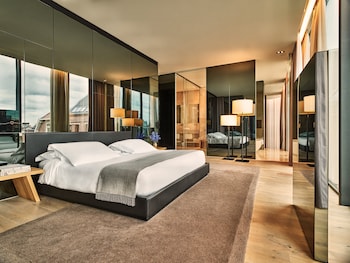 Penthouse (Suite) | Frette Italian sheets, premium bedding, down comforters, minibar