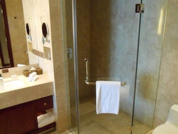 Combined shower/tub, rainfall showerhead, free toiletries, hair dryer