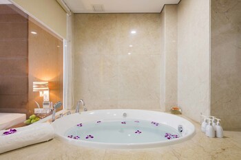 Paradise Suite _ Free Afternoon Tea | Bathroom | Separate tub and shower, free toiletries, hair dryer, bathrobes