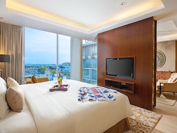 ARTSY Suite | In-room safe, desk, blackout drapes, soundproofing