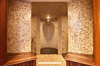 Couples treatment rooms, sauna, spa tub, steam room, massages