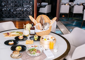 Daily buffet breakfast (VND 587500 per person)