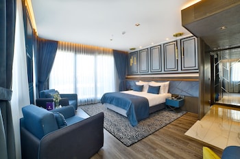 Deluxe Room, Terrace | Premium bedding, minibar, in-room safe, desk