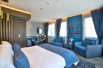 Deluxe Room, Terrace | Premium bedding, minibar, in-room safe, desk