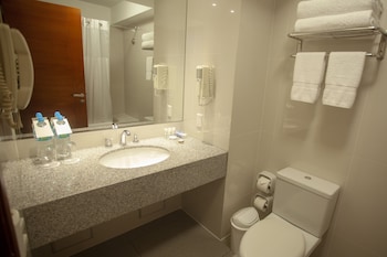 Superior Twin Room | Bathroom | Combined shower/tub, free toiletries, hair dryer, towels