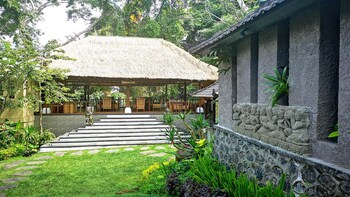 Lunch, dinner, brunch served; garden views