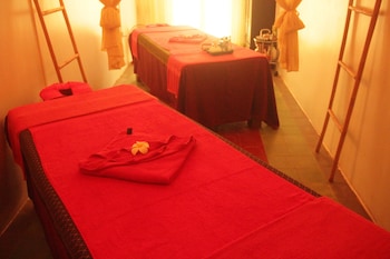 Couples treatment rooms, body treatments, hydrotherapy, aromatherapy