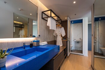 Grand Deluxe Garden View Twin Room | Bathroom | Eco-friendly toiletries, hair dryer, slippers, bidet