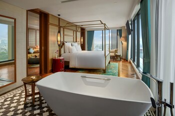 Deluxe Suite, 1 King Bed, Business Lounge Access | Bathroom | Eco-friendly toiletries, bathrobes, slippers, bidet