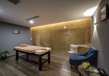 Sauna, spa tub, steam room, hot stone massages, Thai massages, massages