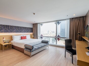 Deluxe Room, 1 King Bed, Corner | City view