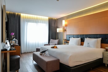 Junior Suite, 1 Double Bed, Bathtub | Minibar, in-room safe, desk, laptop workspace