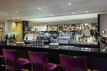 2 bars/lounges, cocktail bar