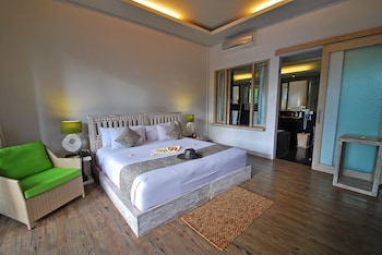 Deluxe Room, 1 Bedroom, Pool View | Minibar, in-room safe, individually decorated, desk