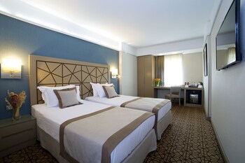 Standard Room, 2 Twin Beds | Premium bedding, minibar, in-room safe, desk