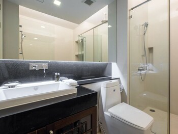 Three Bedroom Suite | Bathroom | Shower, free toiletries, hair dryer, bathrobes