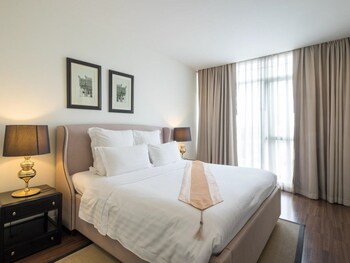 One Bedroom Suite | Minibar, in-room safe, soundproofing, iron/ironing board