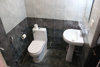 Deluxe Twin Room | Bathroom | Free toiletries, hair dryer, slippers, towels