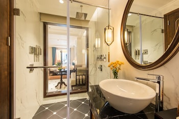 Suite, Terrace | Bathroom | Free toiletries, hair dryer, bathrobes, bidet