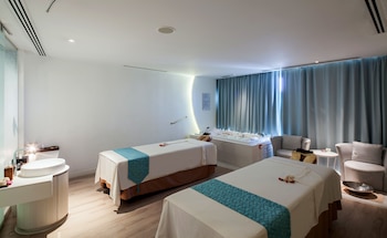 Couples treatment rooms, steam room, aromatherapy, Thai massages