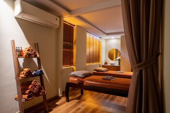 Couples treatment rooms, sauna, spa tub, steam room, body treatments