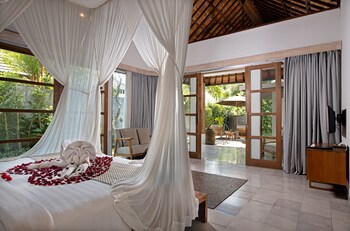 Honeymoon Package at One Bedroom Villa with Private Pool | Minibar, in-room safe, desk, laptop workspace