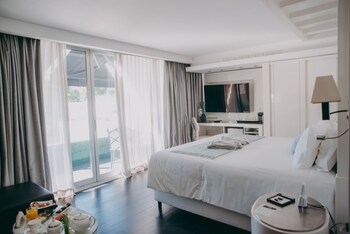 Luxury Suite | Egyptian cotton sheets, premium bedding, down comforters, pillowtop beds