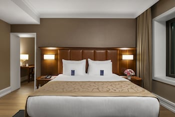 Deluxe Suite | Premium bedding, minibar, in-room safe, soundproofing