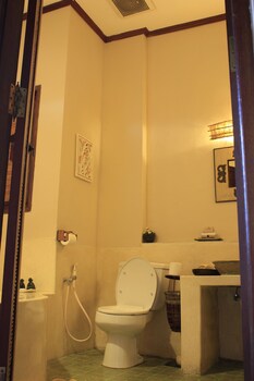 Classic Studio Suite (with Free Afternoon Tea) | Bathroom | Combined shower/tub, free toiletries, hair dryer, bathrobes