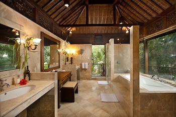 Deluxe Rainforest Villa | Bathroom | Separate tub and shower, deep soaking tub, rainfall showerhead