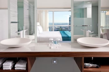 Deluxe Suite | Bathroom | Free toiletries, hair dryer, bathrobes, bidet