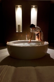 Couples treatment rooms, sauna, steam room, body treatments