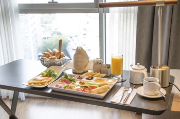 Daily continental breakfast (EUR 20 per person)