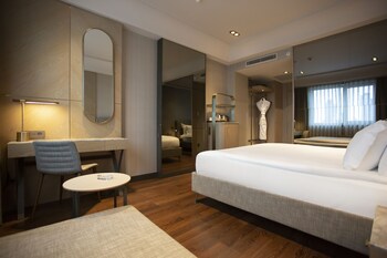 Deluxe Double Room | Premium bedding, memory foam beds, minibar, in-room safe