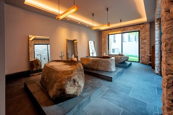 Couples treatment rooms, sauna, spa tub, steam room, Turkish bath