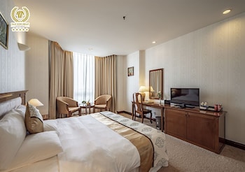 Deluxe Double Room | Minibar, in-room safe, desk, blackout drapes