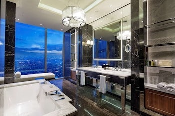 Presidential Suite | Bathroom | Separate tub and shower, rainfall showerhead, eco-friendly toiletries