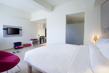 Superior Room, 1 Double Bed | Premium bedding, minibar, in-room safe, desk