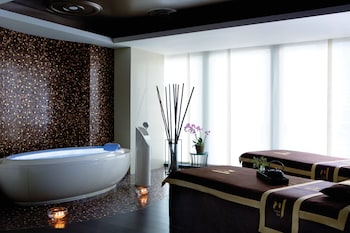 Couples treatment rooms, sauna, spa tub, steam room, body treatments